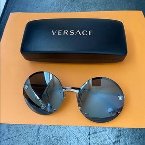 Versace oversized sunglasses 🕶